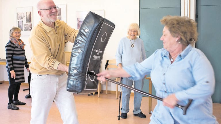 Senioren beim Selbstverteidigungskurs (Foto: Jan Fitzner / Fotografin: Carolin Albers (nur für SWR2 Leben verwenden))