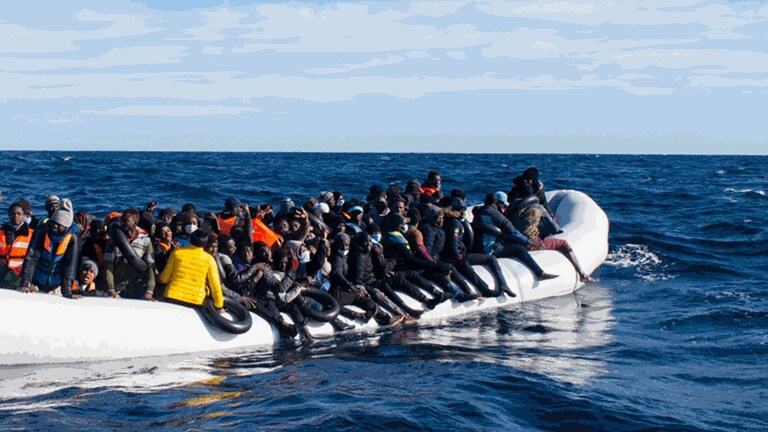 Die Crew der Ocean Viking rettete ca. 120 Menschen aus einem gefährlich überfüllten Schlauchboot in Seenot 36 Seemeile vor der libyschen Küste. (Foto: Pressestelle, Fabian Mondl)