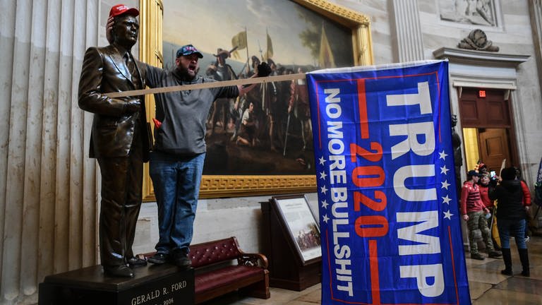 Washington, DC, USA: Ein Demonstrant hat der Statue des ehemaligen US-Präsidenten Gerald Ford eine MAGA-Mütze aufgesetzt und eine Trump-Flagge in der Statue platziert. Die Pro-Trump-Demonstranten haben das US Kapitol gestürmt und sind unter anderem in die Rotunde vorgedrungen.