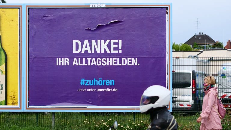 Plakat der Diakonie mit der Aufschrift "Danke! Ihr Alltagshelden. #zuhoeren. Jetzt unter unerhoert.de". 24.05.2020, Berlin.