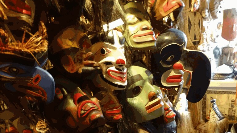 Amerikaraum mit Masken von British Columbia (Foto: Pressestelle, Maskenmuseum)