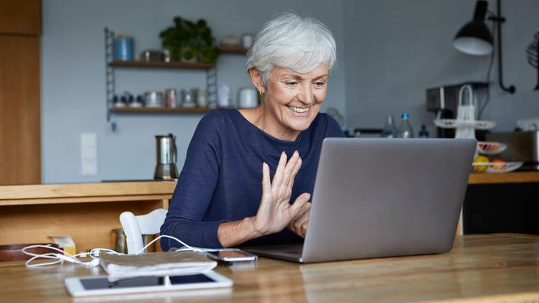 Seniorin beim Videoanruf mit ihrem Laptop (Foto: IMAGO, Westend61)