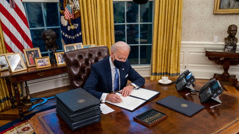 Präsident Biden unterzeichnet Anordnungen im Oval Office nach seiner Vereidigung zum US-Präsidenten am 20. Januar 2021