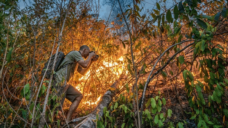 Immer mehr Feuer brennen in den Randbereichen des Amazonas. Ausbleibende Regenfälle und Brandrodung sind gefährliche Partner. (Foto: Markus Mauthe/Knesebeck Verlag )
