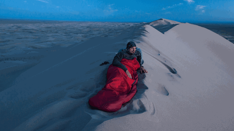 "Die Nacht im Schlafsack, auf den Dünen am Rande der Wüste Gobi in der Mongolei, belohnte mich mit tollen Lichtstimmungen. Der Sand, den mir unablässige Windböen in Mund und Nase geblasen haben, bleibt auch unvergessen." - Markus Mauthe (Foto: Markus Mauthe/Knesebeck Verlag )