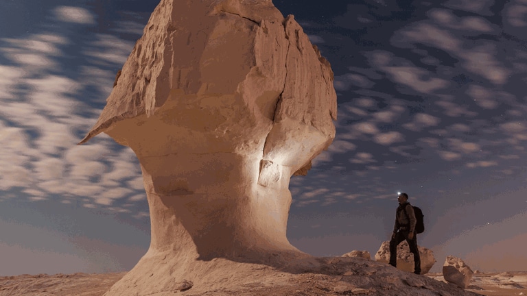 Durch die weiße Wüste Ägyptens bei Mondlicht zu streifen, ist phantastisch. Wer auch die fragile Schönheit des Wüstenbodens wahrnimmt, achtet genau darauf, wohin er seine Schritte lenkt. (Foto: Markus Mauthe/Knesebeck Verlag )