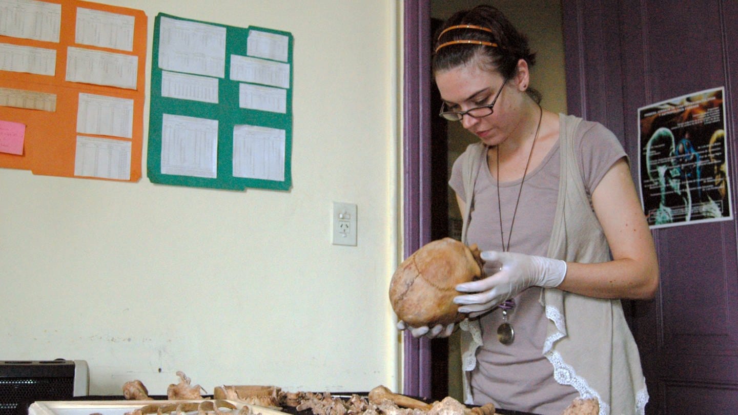 Die argentinische Anthropologin Analia Simonetto untersucht den Schädel eines menschlichen Skeletts. (Foto: Lisa Maria Hagen)