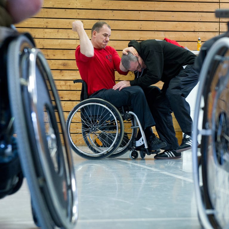Behinderte im Rollstuhl beim Kampfsport (Foto: Tobias Kleinschmidt)