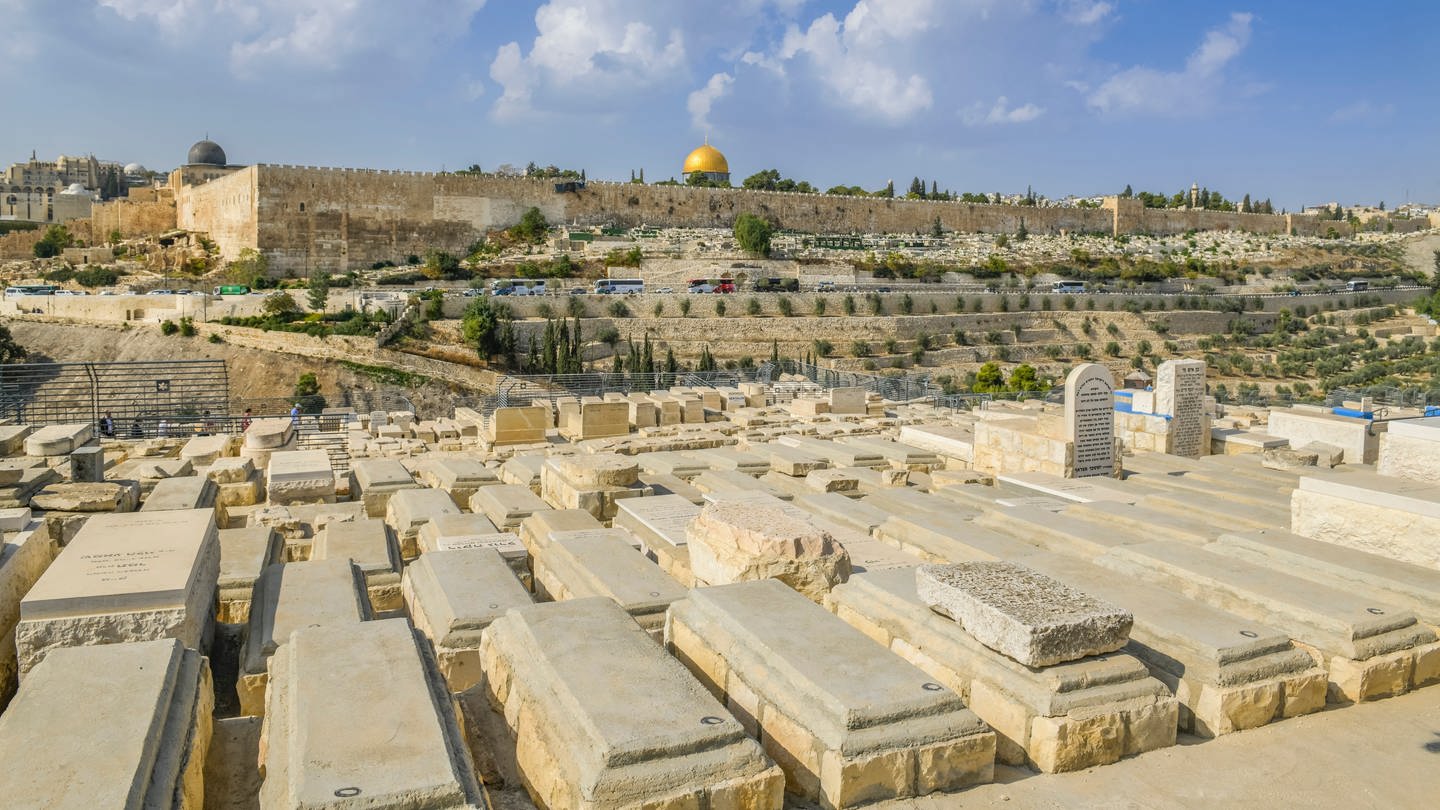 Jüdischer Friedhof auf dem Ölberg, Panorama mit Felsendom und Tempelberg in Jerusalem (Foto: IMAGO, Schöning)