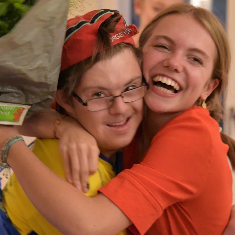 Arthur umarmt Marie, bevor sie als AuPair nach Schweden geht (Foto: SWR, Heiko Wirtz-Walter)