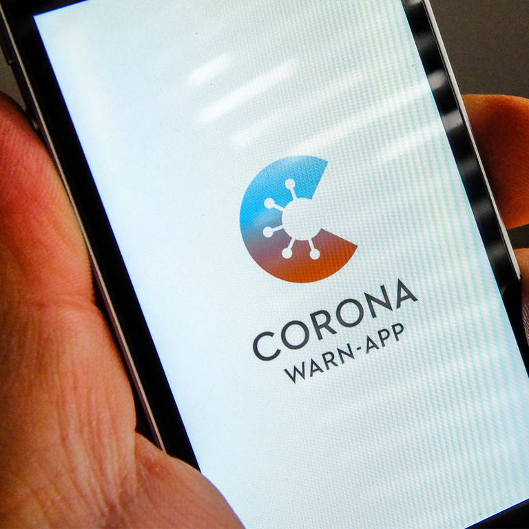 Auf dem Bildschirm eines iPhones ist der Startbildschirm einer Corona Warn-App abgebildet (Foto: picture-alliance / Reportdienste, picture alliance/dpa, Foto: Stefan Jaitner)