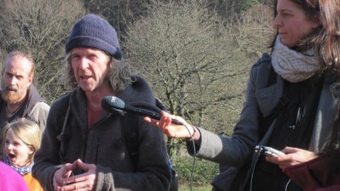 Naturlehrer Jürgen Recktenwald mit der Autorin beim Interview (Foto: SWR, Petra Stalbus)