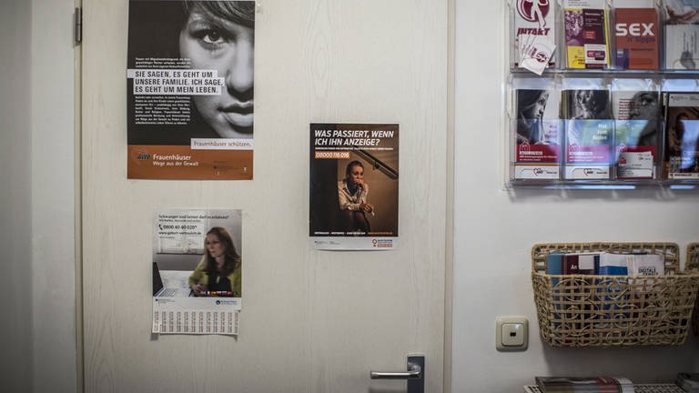 AWO Beratungsstelle für Frauen und Mädchen bei häuslicher Gewalt. Frauenhaus Bad Homburg (Foto: IMAGO, Michael Schick)