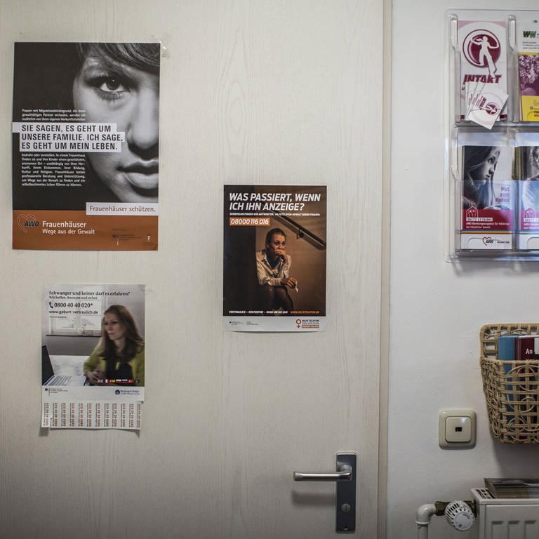 AWO Beratungsstelle für Frauen und Mädchen bei häuslicher Gewalt. Frauenhaus Bad Homburg (Foto: IMAGO, Michael Schick)