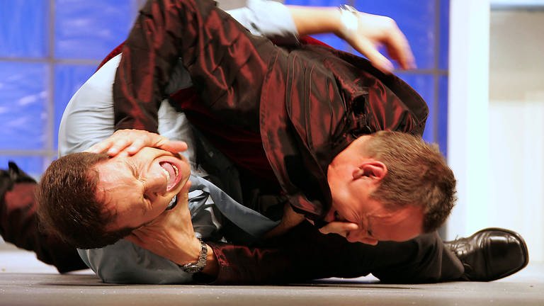 Ein Kampfszene auf der Theaterbühne mit den Schauspielern Moritz Lindbergh (re.,) und Max Gertsch in der Komödie am Kurfürstendamm in Berlin