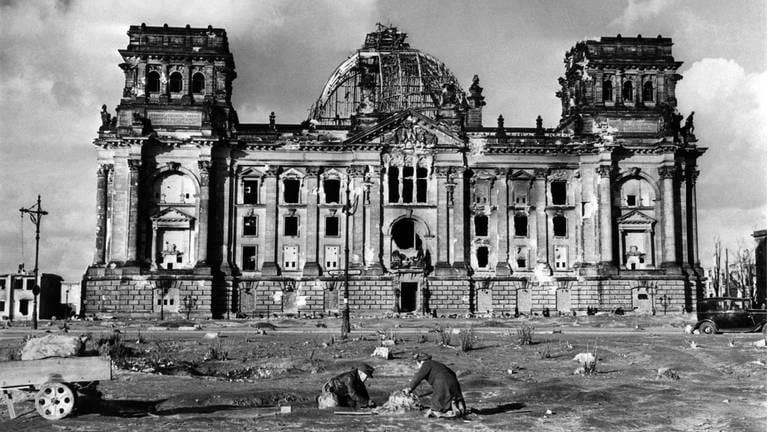 Zerstörtes Reichtagsgebäude in Berlin nach dem 2. Weltkrieg