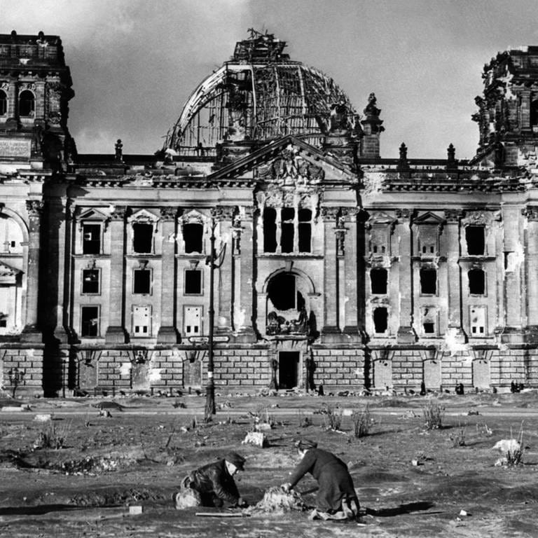 Zerstörtes Reichtagsgebäude in Berlin nach dem 2. Weltkrieg