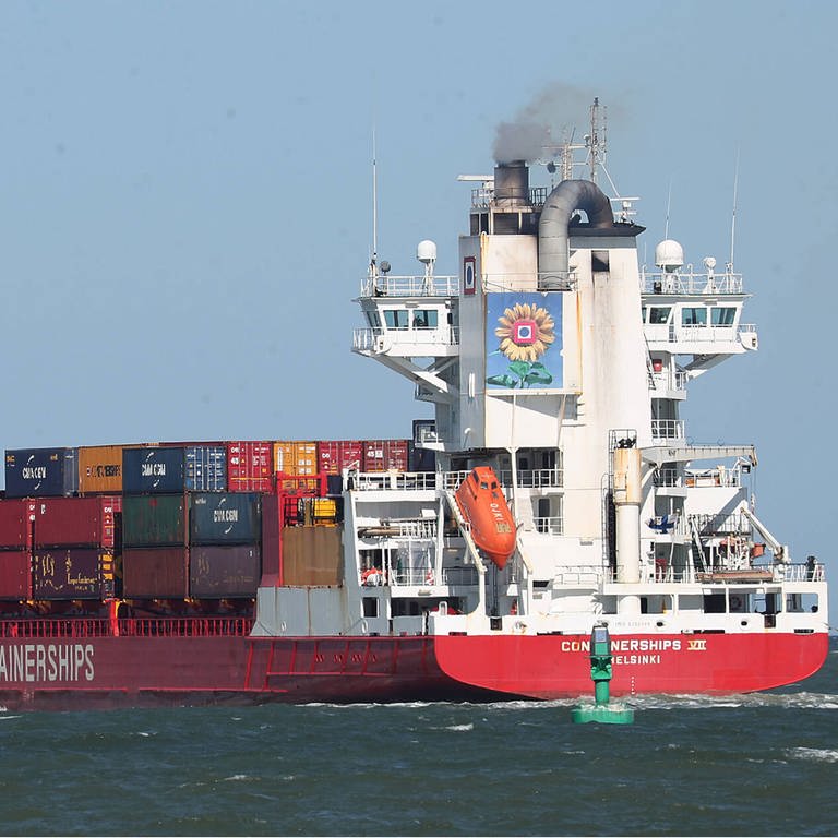 Ein Containerschiff verlässt den Hafen von Travemünde  (Foto: IMAGO, imago images/Susanne Hübner)