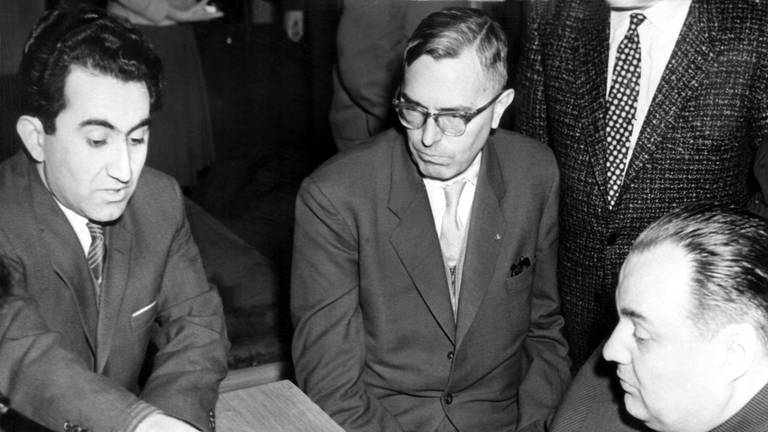 Der niederländische Schachgroßmeister und Weltmeister von 1935, Max Euwe (Mitte) (Foto: picture-alliance / Reportdienste, picture-alliance / dpa | Tass)