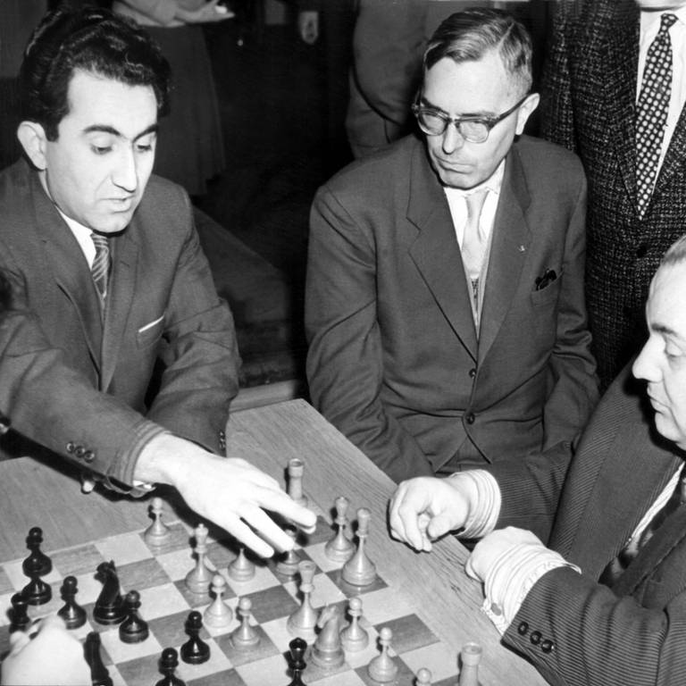 Der niederländische Schachgroßmeister und Weltmeister von 1935, Max Euwe (Mitte) (Foto: picture-alliance / Reportdienste, picture-alliance / dpa | Tass)