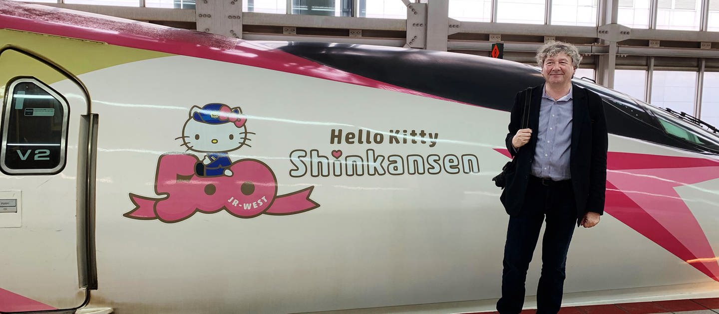 Redakteur Harald Kirchner vor dem japanischen Hochgeschwindigkeitszug „Shinkansen“