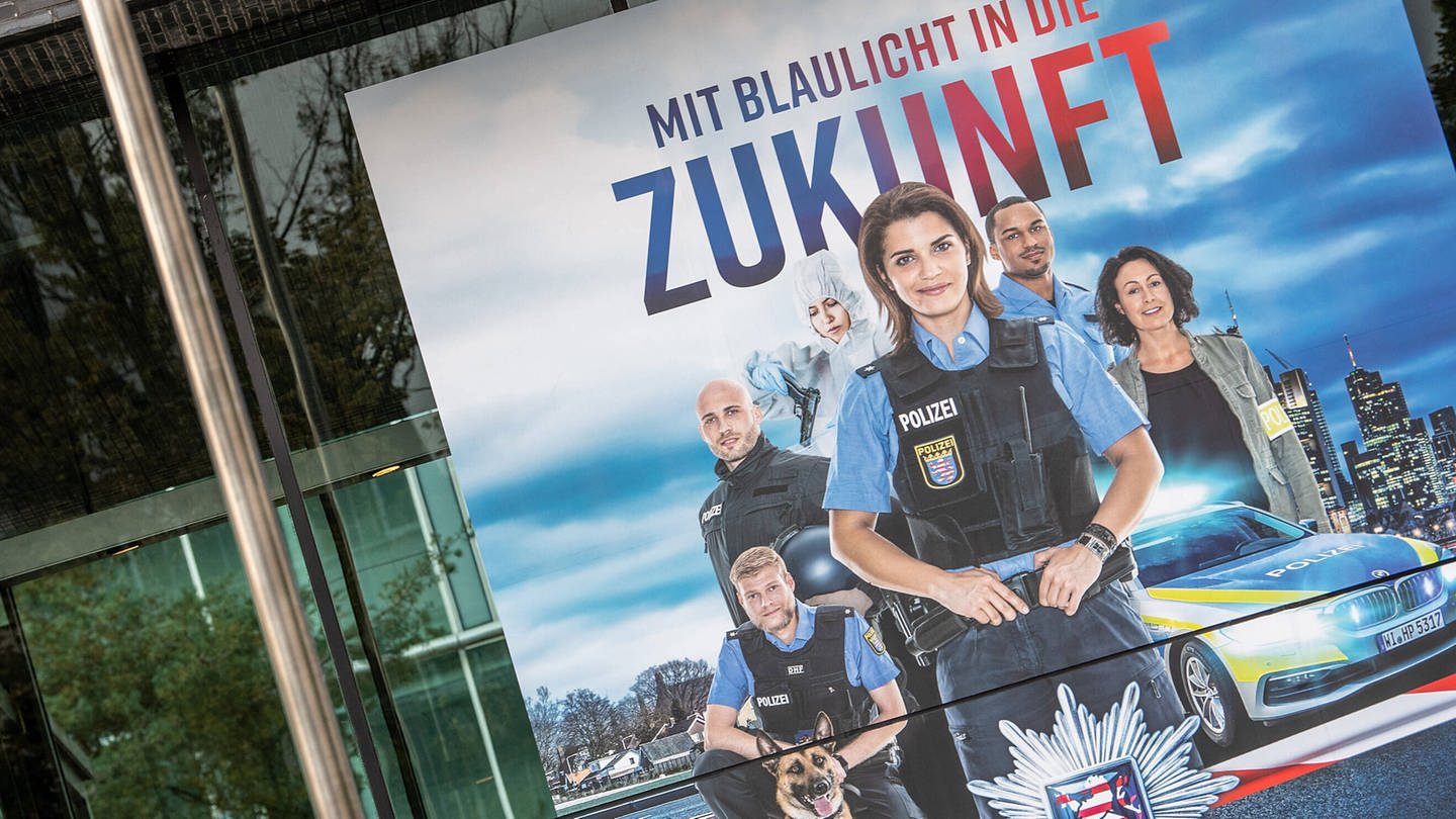 Werbeplakat für die hessische Polizei vor dem Polizeipräsidium Frankfurt am Main 2020 (Foto: IMAGO, Jan Huebner)
