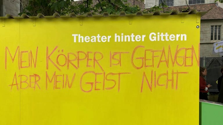 Container mit Schriftzug "Theater hinter Gittern"