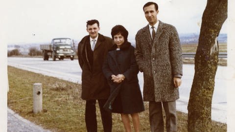 Patenonkel und Eltern von Cem Özdemir auf dem Weg zur Trauung im Generalkonsulat München. Der Vater (r.) trägt den Mantel, den mittlerweile Cem Özdemir geerbt hat. (Foto: Pressestelle, Cem Özdemir)