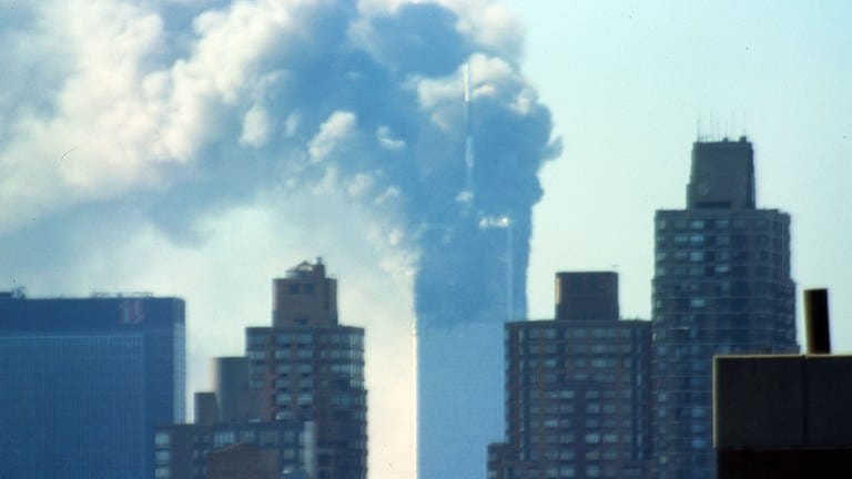 Die brennenden Twin Towers des World Trade Center am 11. September 2001. (Foto: IMAGO, IMAGO / United Archives International)