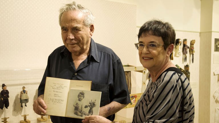 Stef Wertheimer mit seiner Geburtsurkunde im Jeckes Museum Tefen, rechts Ruthi Ofek  (Foto: Igal Avidan)