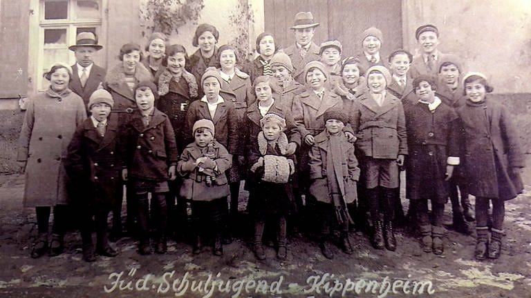 Die Jüdische Schule in Kippenheim im Winter 1935, Kinder stehen vor der Schule 