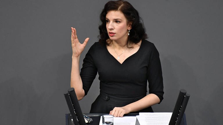 Eine dunkelhaarige Frau (Marina Weisband) spricht am Rednerpult im Bundestag (Foto: IMAGO, Christian Ditsch)