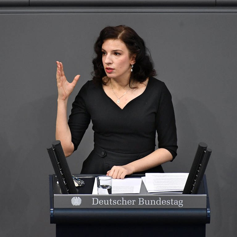 Eine dunkelhaarige Frau (Marina Weisband) spricht am Rednerpult im Bundestag
