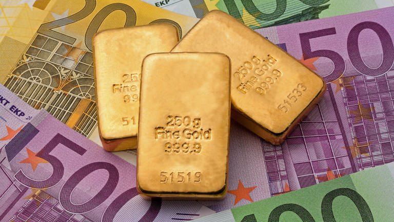 Drei Goldbarren auf Euroscheinen (Foto: IMAGO, blickwinkel)