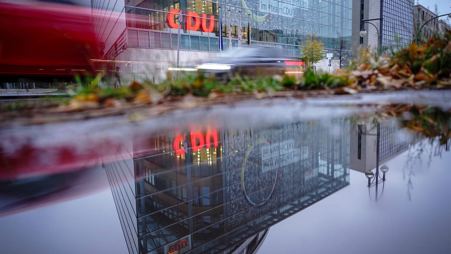 Die CDU-Parteizentrale, das Konrad-Adenauer-Haus in Berlin, spiegelt sich in einer Regenpfütze (Foto: picture-alliance / Reportdienste, picture alliance/dpa | Kay Nietfeld)