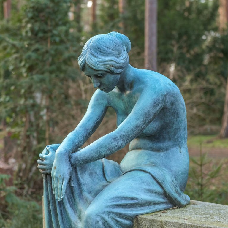Grabmal - Trauerfigur im Waldfriedhof Zehlendof, Berlin