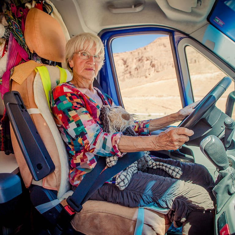 Gisela in ihrem Van in Marokko