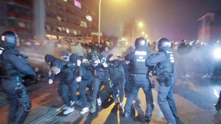 Eine Menschengruppe durchbricht eine Polizeiabsperrung  (Foto: dpa Bildfunk, picture alliance/dpa/B&S | Bernd März)