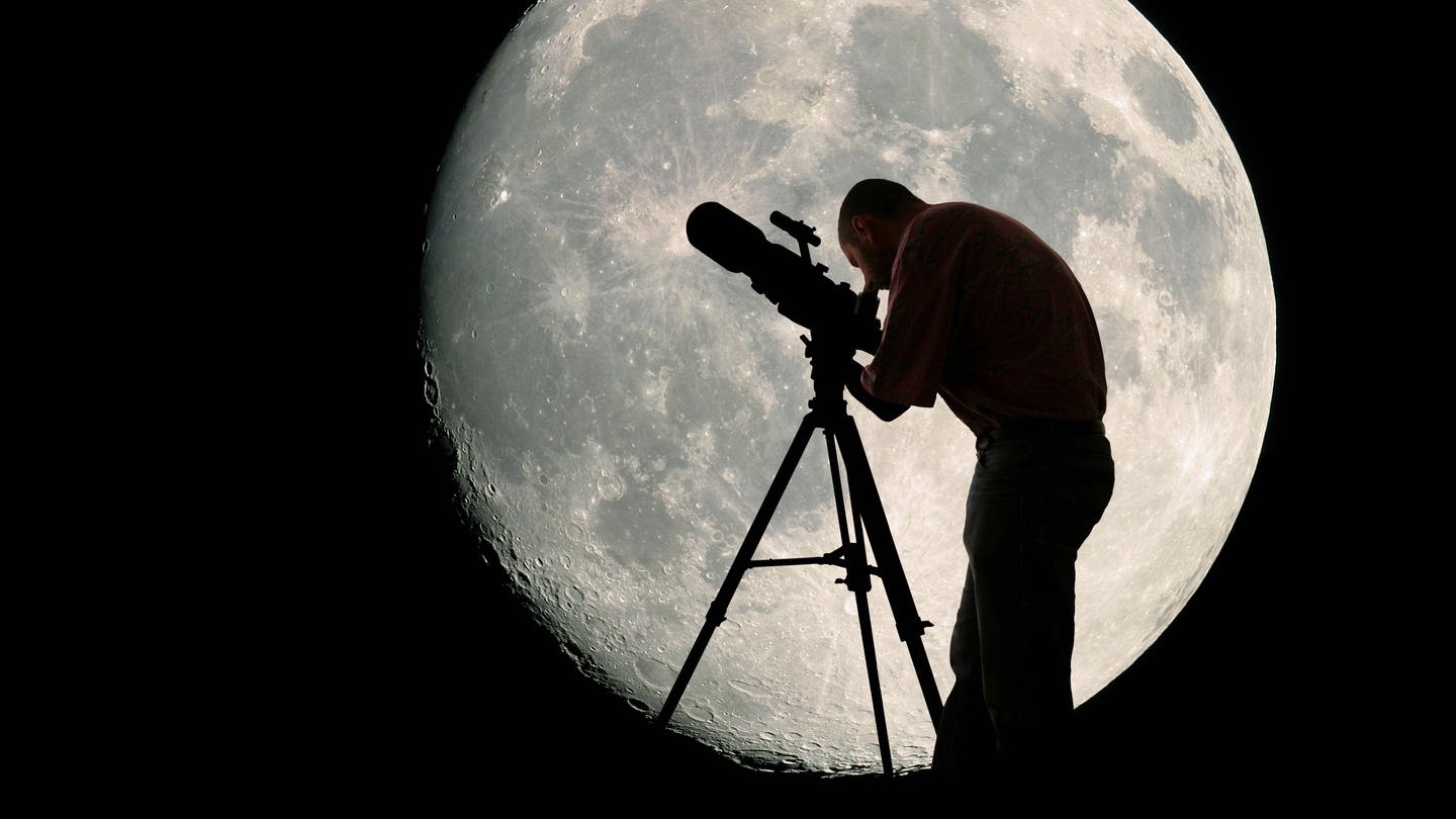 Ein Astronom betrachtet den Mond mit einem Teleskop (Foto: IMAGO, Imago/Peter Wienerroither IMAGO / Panthermedia)