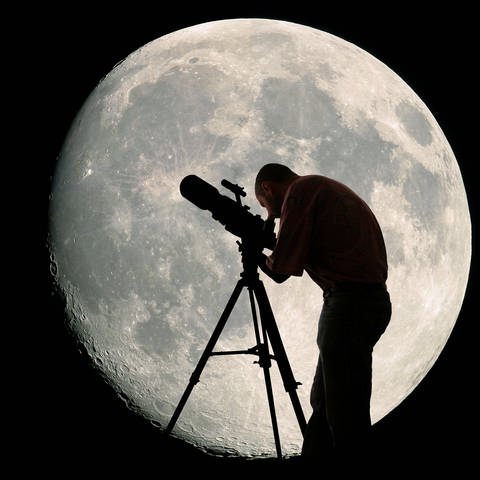 Ein Astronom betrachtet den Mond mit einem Teleskop (Foto: IMAGO, Imago/Peter Wienerroither IMAGO / Panthermedia)