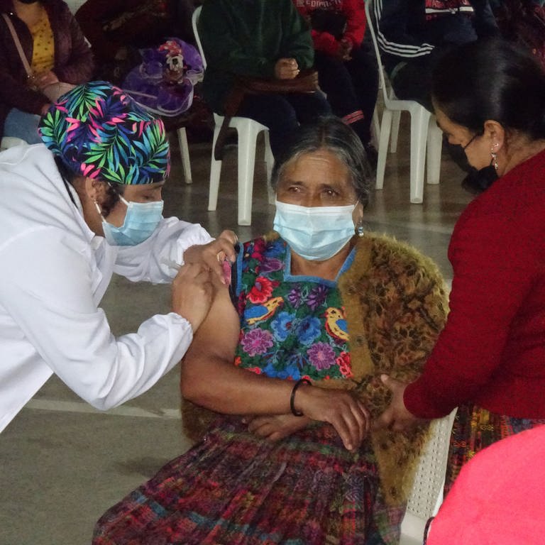 Im Gesundheitszentrum von Tecpán gibt es COVID-Impfungen (Foto: Andreas Bouke)