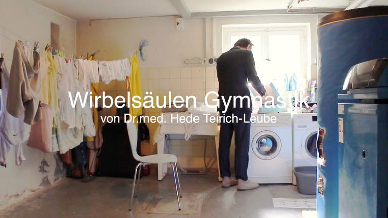Chodzinski bei Wirbelsäulen-Gymnastik die er von Schallplatten der 50er bis 80er Jahre ausführt.  (Foto: Filmstill)