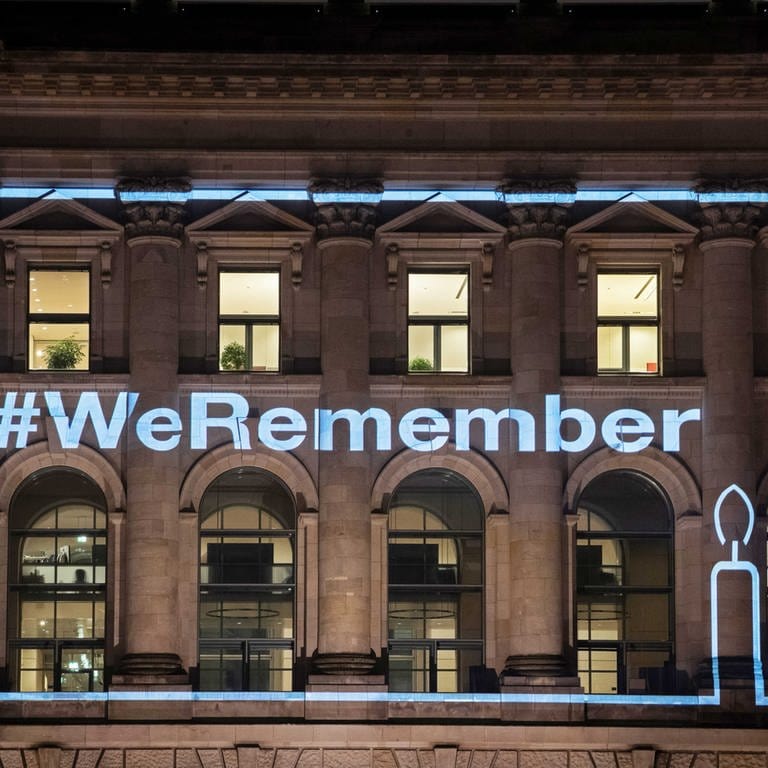 Fassade des Reichstagsgebäudes bei Nacht, angestrahlt mit dem Schriftzug #WeRemember, anlässlich des Holocaust-Gedenktages 2022 (Foto: picture-alliance / Reportdienste, picture alliance/dpa | Paul Zinken)