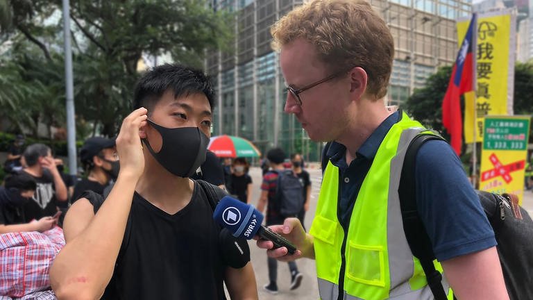 Hörfunk-Interview mit einem Demo-Teilnehmerin während der Massenproteste in Hongkong 2019 (Foto: SWR, Martin Aldrovandi)