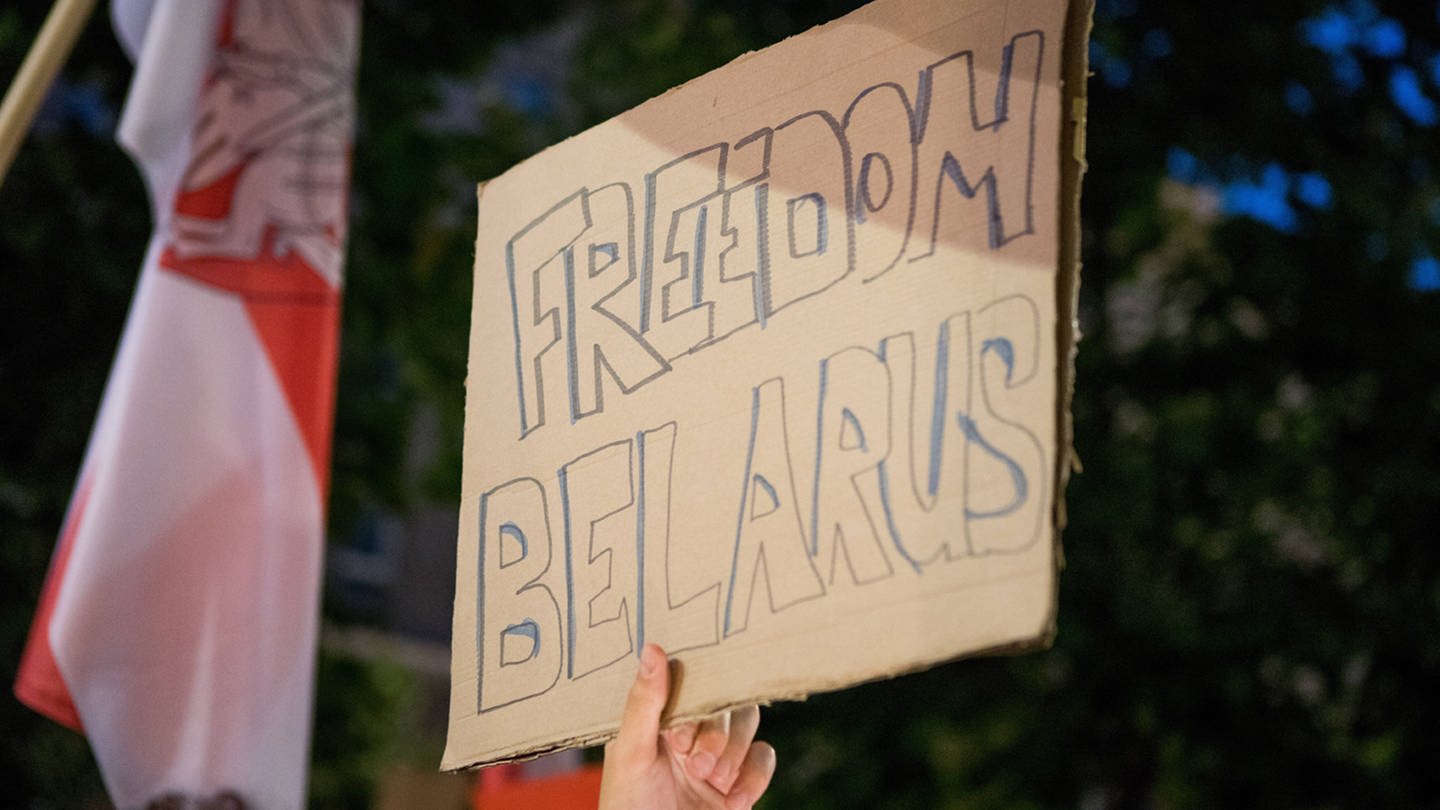 Plakat: Freiheit und Demokratie in Belarus (Foto: IMAGO, Eastnews)