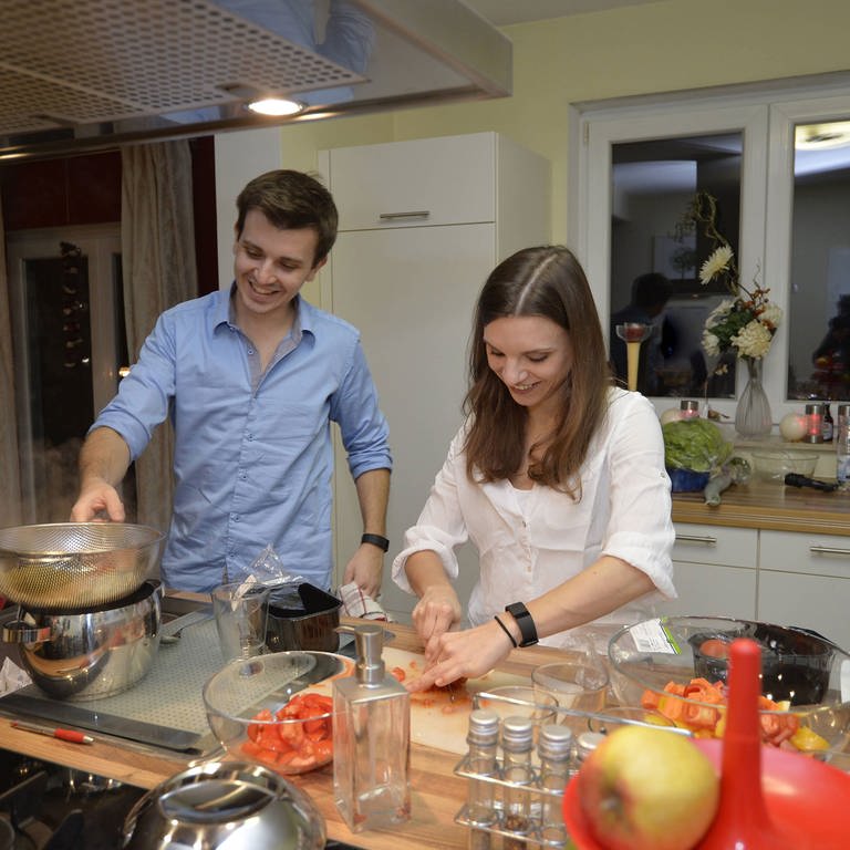 Junges Paar beim gemeinsamen Kochen (Foto: IMAGO, Michael Weber)
