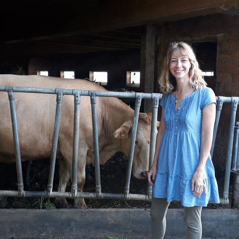 Selina Blaser im Emmental bei ihren Kühen (Foto: Natalie Putsche)