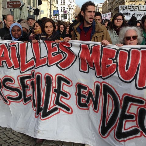 Demonstration im Marseiller Stadtteil Noailles : "Noailles stirbt. Marseille trauert." (Foto: SWR, Annika Erichsen)