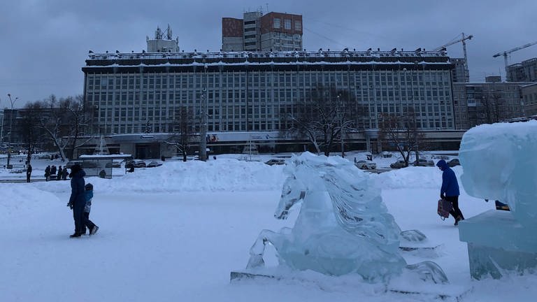 Bild im Winter In Perm, der östlichsten Großstadt Europas. Hier schmücken im Winter große Eisskulpturen die Stadt.  (Foto: WDR)