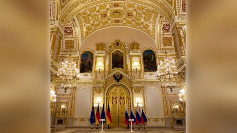Ein Bild des prunkvollen Alexandersaals im Kreml. Hier fand die Pressekonferenz beim wohl letzten Moskau-Besuch Angela Merkels als Bundeskanzlerin statt. Eine absolute Ausnahme. (Foto: WDR)